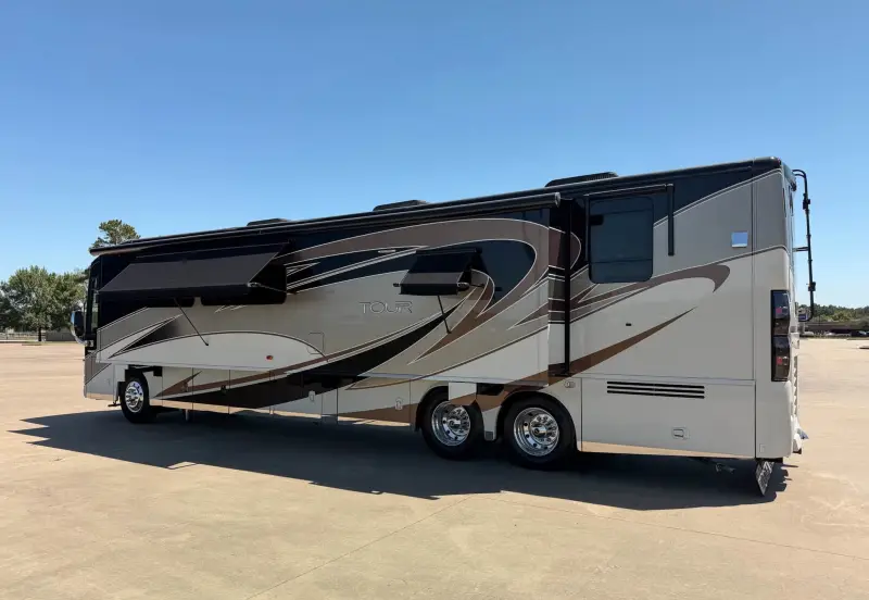 2016 Winnebago Tour 42QD photo 15