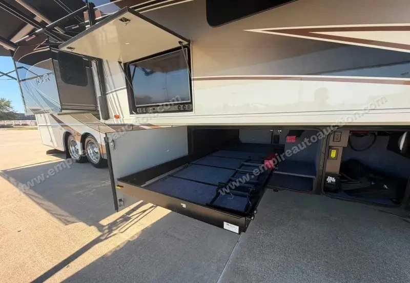 2016 Winnebago Tour 42QD photo 55