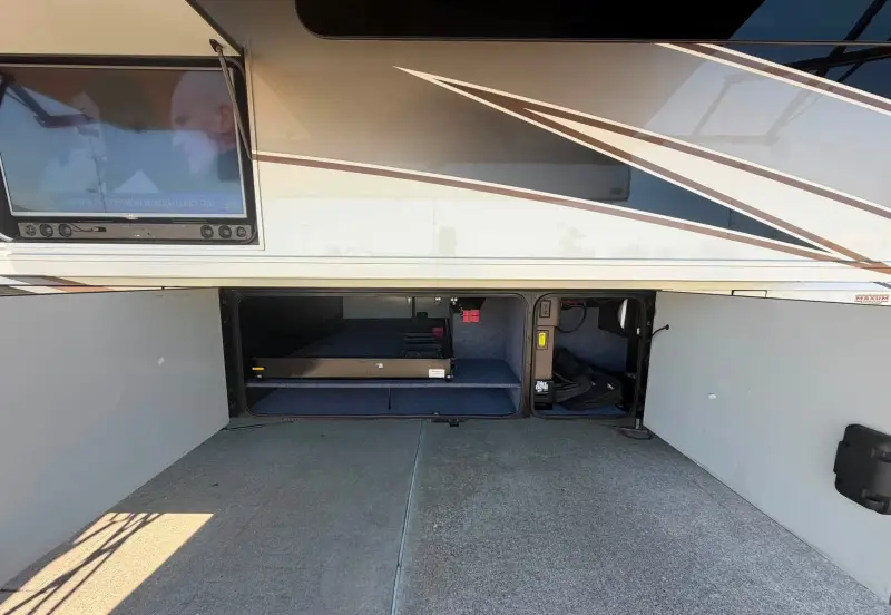 2016 Winnebago Tour 42QD photo 53