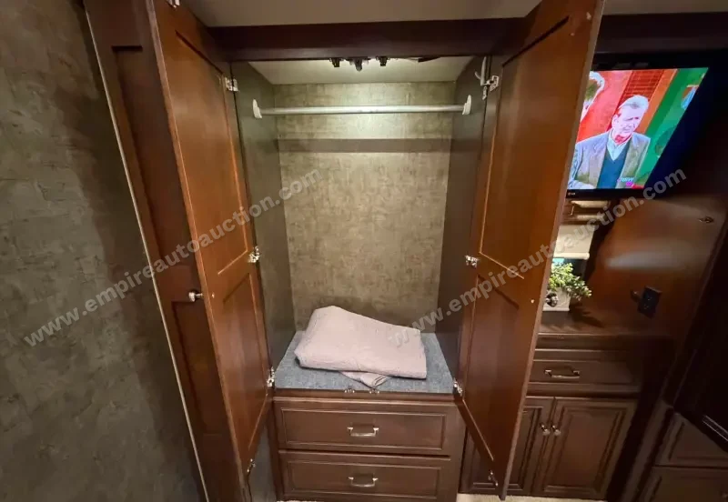 2016 Winnebago Tour 42QD photo 40