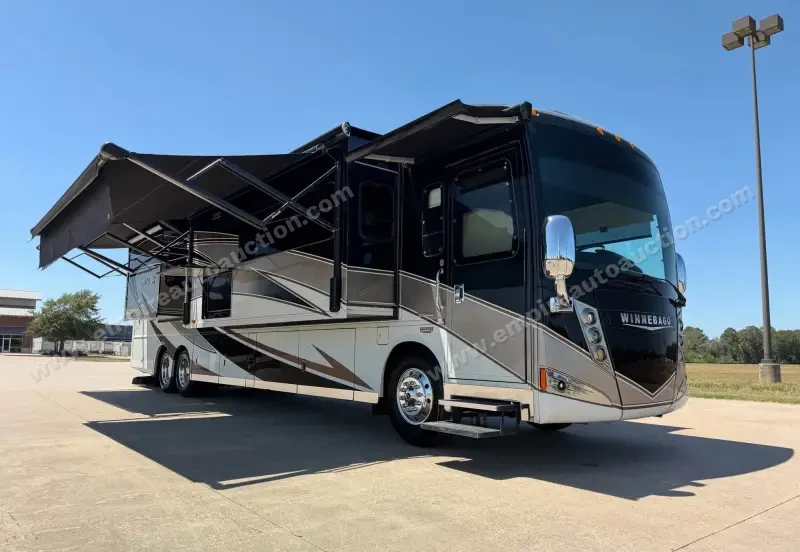 2016 Winnebago Tour 42QD photo 5