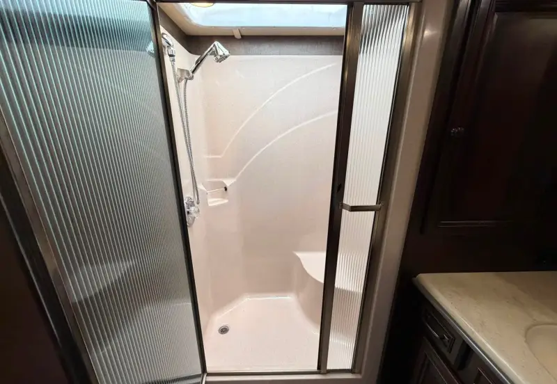 2016 Winnebago Tour 42QD photo 48