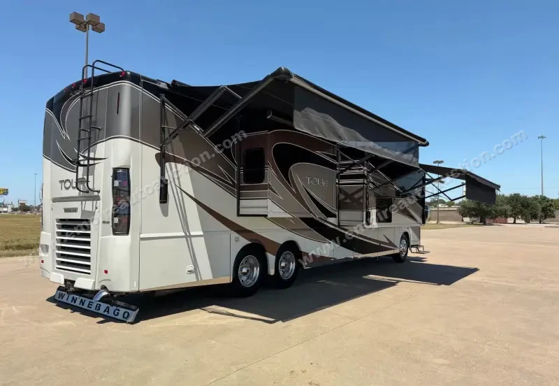 2016 Winnebago Tour 42QD photo 2