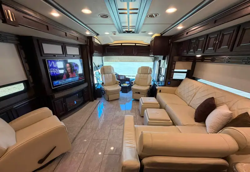 2016 Winnebago Tour 42QD photo 24