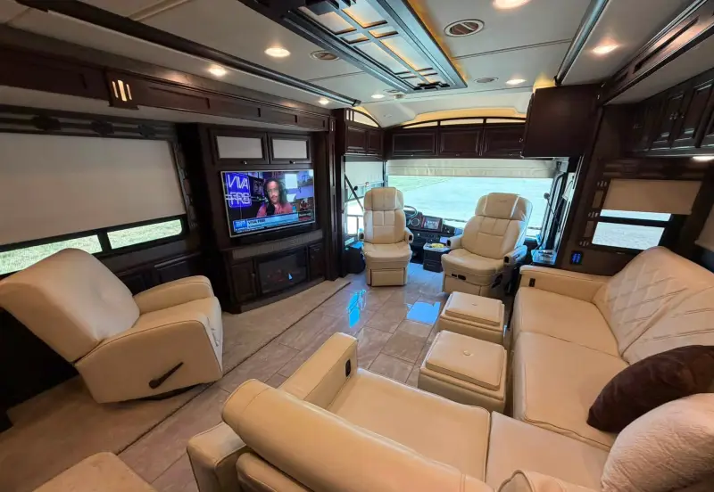 2016 Winnebago Tour 42QD photo 4