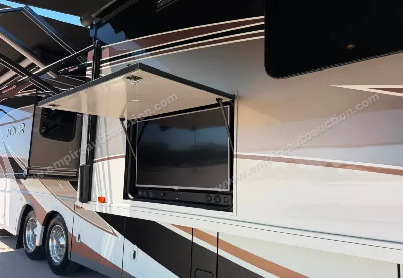 2016 Winnebago Tour 42QD photo 52