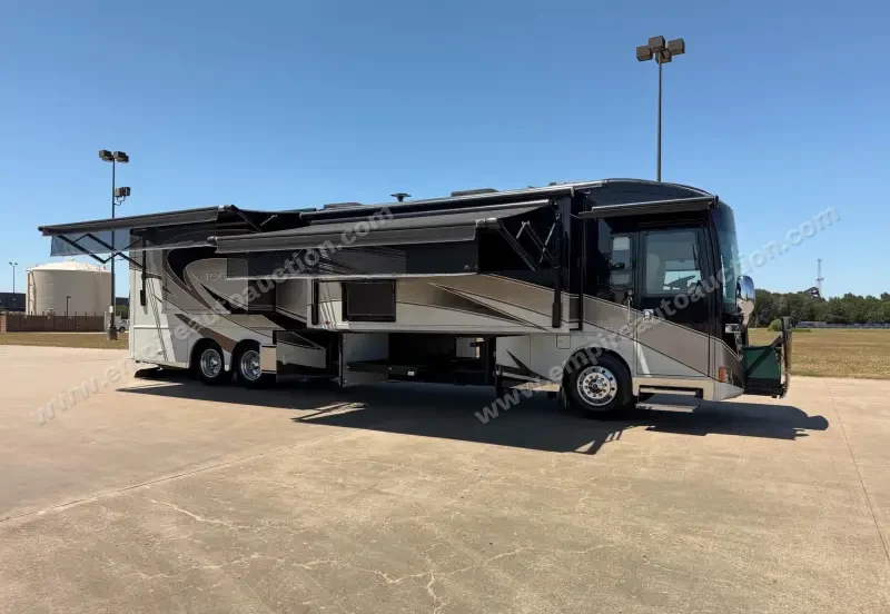 2016 Winnebago Tour 42QD photo 8