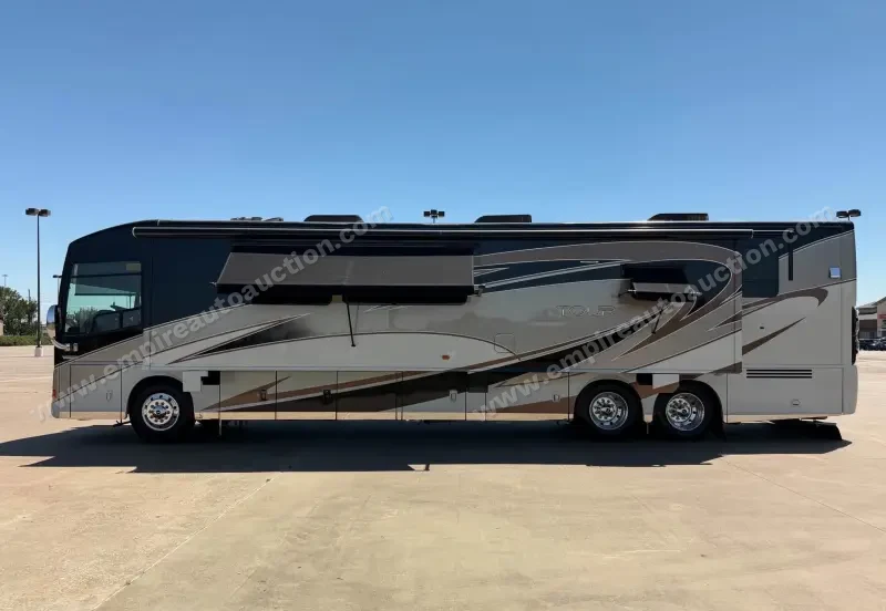 2016 Winnebago Tour 42QD photo 16