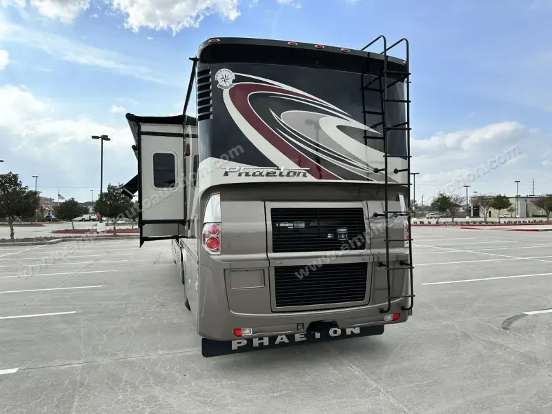 2015 Tiffin Phaeton 40QBH photo 6