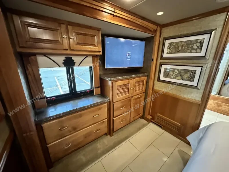 2015 Tiffin Phaeton 40QBH photo 4