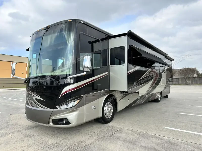 2015 Tiffin Phaeton 40QBH photo 1