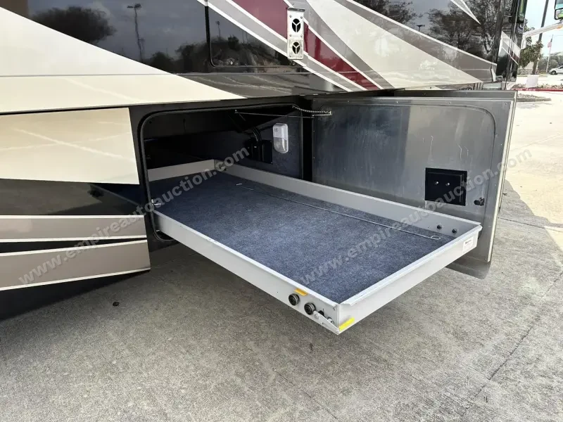 2015 Tiffin Phaeton 40QBH photo 5