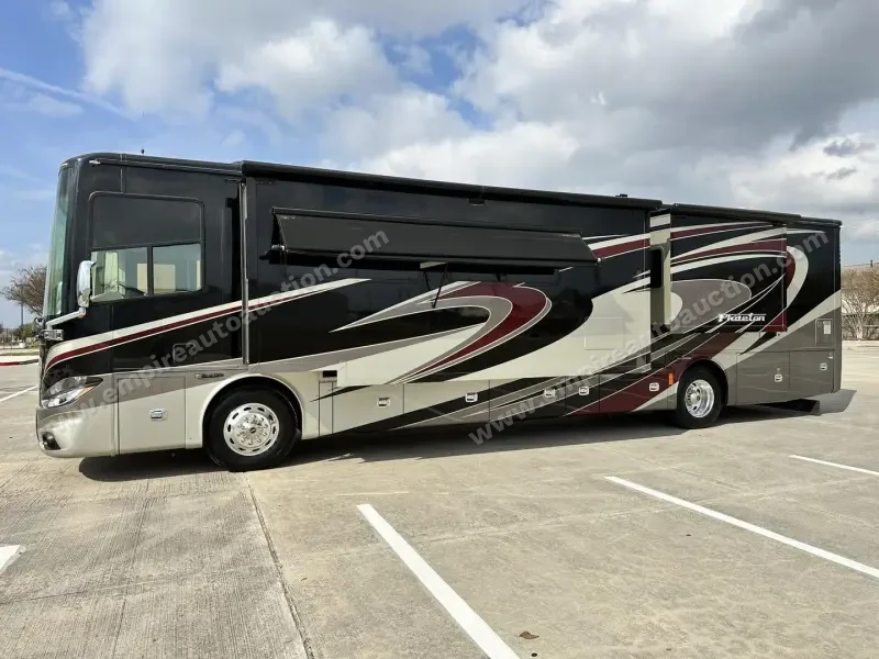 2015 Tiffin Phaeton 40QBH photo 2